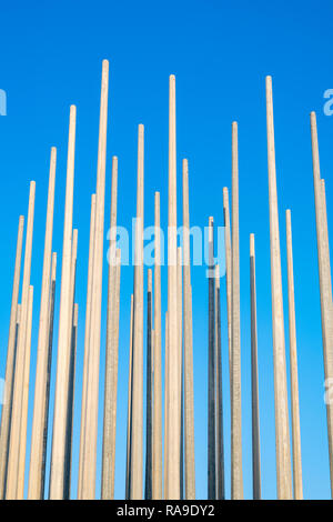 Viele Lichtmasten gegen klaren blauen Himmel. Stockfoto