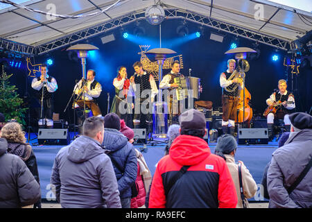 Öffentliche Aufführung von traditioneller slowenischer Folklore Musik in Bled. Band auf der Bühne ist in volkstümlicher Kleidung Stockfoto