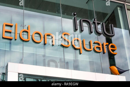 INTU Logo am Eingang der Eldon Square Shopping Center, Newastle, North East England, Großbritannien Stockfoto