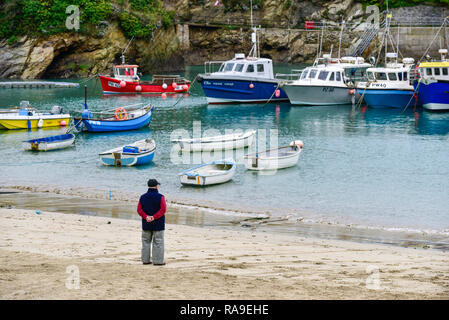 Ein reifer Mann stand am Ufer in Newquay Hafen Hafen in Newquay in Cornwall. Stockfoto