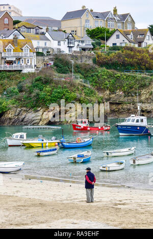 Ein reifer Mann stand am Ufer in Newquay Hafen Hafen in Newquay in Cornwall. Stockfoto