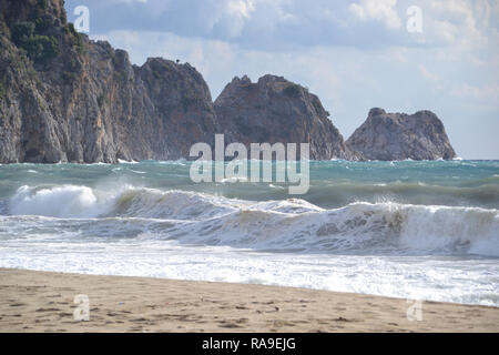 Wunderschöne Bucht von Kleopatra Strand in Alanya Türkei, windigen Tag, grosse Wellen auf dem Meer Stockfoto