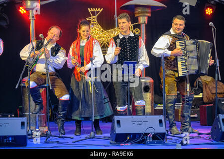 Öffentliche Aufführung von traditioneller slowenischer Folklore Musik in Bled. Band auf der Bühne ist in volkstümlicher Kleidung Stockfoto