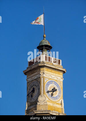 NIZZA, FRANKREICH - 25. MAI 2018: Nahaufnahme des Uhrturms im Hotel Villa La Tour Stockfoto