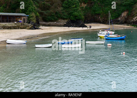 Jollen und kleine Boote gebunden in Newquay Hafen Hafen in Newquay in Cornwall. Stockfoto