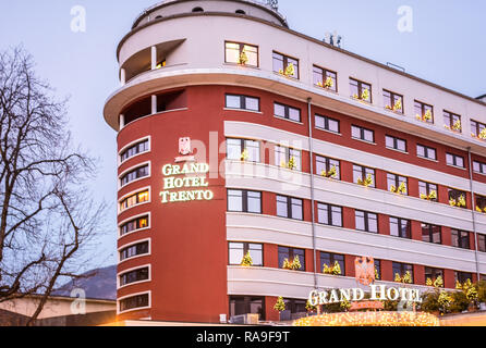 Gran Hotel Trento Gebäude. Hotel in der Altstadt von Trento für einen Aufenthalt im maximalen Komfort und idealer Ort für die Organisation von privaten oder Busines Stockfoto