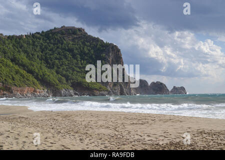 Wunderschöne Bucht von Kleopatra Strand in Alanya Türkei, windigen Tag, grosse Wellen auf dem Meer Stockfoto