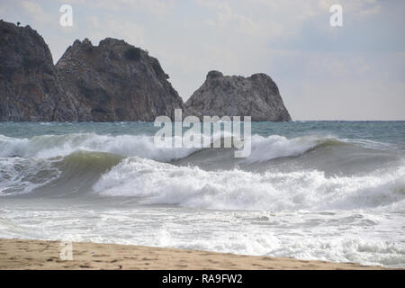 Wunderschöne Bucht von Kleopatra Strand in Alanya Türkei, windigen Tag, grosse Wellen auf dem Meer Stockfoto