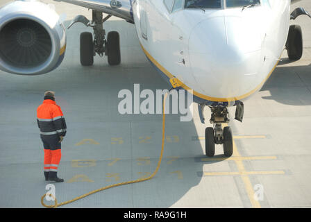 Düsseldorf, Germany-March 03,2016: Im Umgang mit dem Flugzeug am Flughafen Düsseldorf International. Deutschland, Europa. Stockfoto