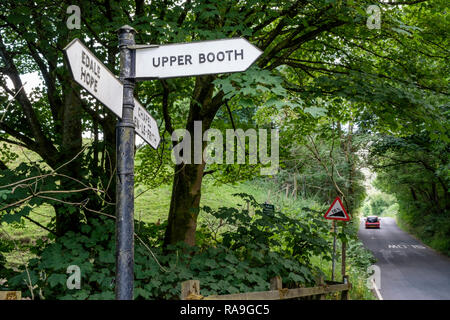 Alte Metall Schild den Weg in die Landschaft, Derbyshire, England, Großbritannien Stockfoto