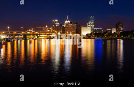 Nächtliche Aussicht auf die Skyline von Pittsburgh aus dem Zusammenfluss von Allegheny und Monongahela Rivers Stockfoto