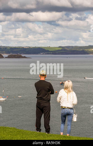 TENBY, Pembrokeshire, Wales - AUGUST 2018: Mann und Frau aus der Bucht in Tenby, West Wales. Stockfoto