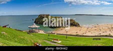 TENBY, Pembrokeshire, Wales - AUGUST 2018: Blick vom Hügel mit Blick auf Schloss und Strand St Catherine's Insel in Tenby, West Wales. Stockfoto