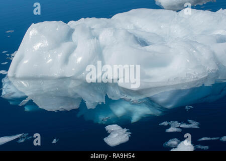 Antarktis, Antarktische Halbinsel, Nördliche Gerlache, gerlache Gerade, Eis bay gefüllt. Ruhige Bucht mit blauen Eisbergs. Stockfoto