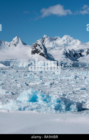 Antarktis, Antarktische Halbinsel, Nördliche Gerlache, gerlache Gerade. Eis gefüllt Bucht mit zerklüfteten Bergen in der Ferne. Stockfoto