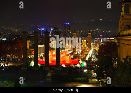 BARCELONA - Dezember 13: Magische Brunnen von Montjuic mit Menschen in der Nacht auf den 13. Dezember, 2018 in Barcelona, Spanien. Stockfoto