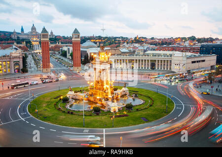 Antenne Übersicht auf der Plaza Spanien in Barcelona, Spanien in der Nacht Stockfoto