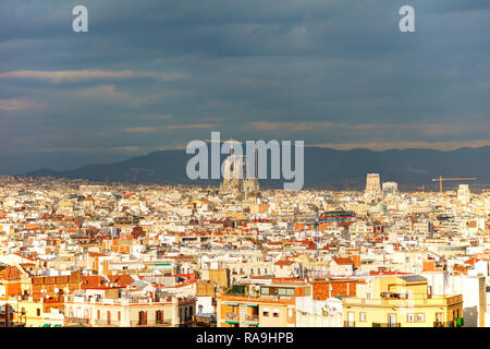 Antenne Übersicht mit Sagrada Familia an einem sonnigen Tag in Barcelona, Spanien. Stockfoto