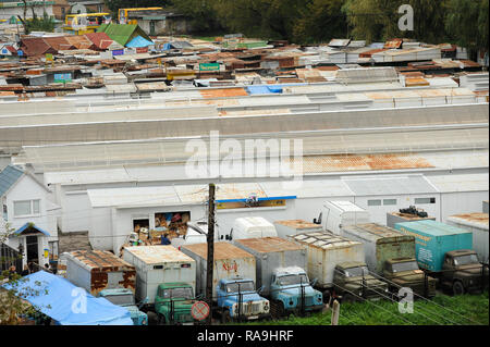 Zil 130 Lkw Autos vor Centralnyj Rynok (Marktplatz) in Lutsk, Ukraine. 25. September 2008 © wojciech Strozyk/Alamy Stock Foto Stockfoto