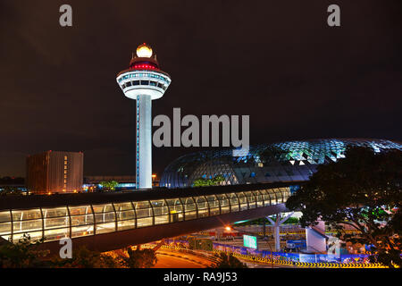Singapur - 02. NOVEMBER: Changi Airport Control Tower in der Nacht auf den 02. November 2018 in Singapur. Stockfoto