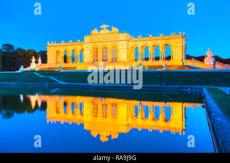 Wien - 29. August: Gloriette Schönbrunn bei Sonnenuntergang mit Touristen am 29. August 2017 in Wien. Es ist die größte Gloriette in Wien 1775 als t Stockfoto