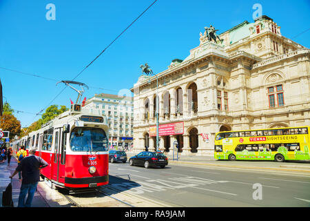 Wien - 30. August: Altmodische Straßenbahn am 30. August 2017 in Wien, Österreich. Wien hat eine umfangreiche Bahn- und Busnetz. Stockfoto