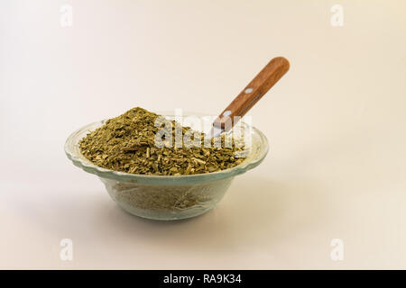 Glas Topf mit Erde yerba mate auf weißem Hintergrund. Zutat für Mate. Stockfoto