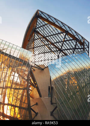 Louis Vuitton Foundation, der Kunst und Kultur museum in Paris, Frankreich. Schönes Glas architektonischen Gebäude scheint über Golden Sunset strahlen. Stockfoto