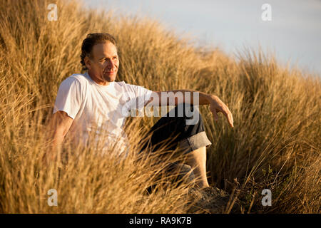 Reifer Mann in die Ferne schauen. Stockfoto