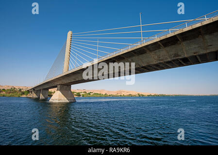 Große Kabel waren Straße Brücke, eine breite Nil an einem klaren Tag in Ägypten Stockfoto