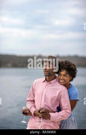 Paar genießt romantischen Tag am Meer. Stockfoto