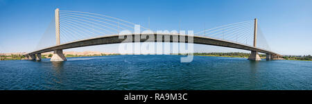 Große Kabel waren Straße Brücke, eine breite Nil an einem klaren Tag in Ägypten Stockfoto