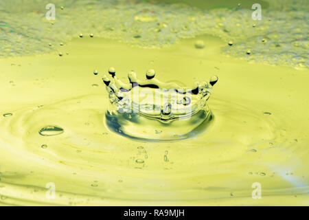 Fallende Wassertropfen bilden eine Krone Stockfoto