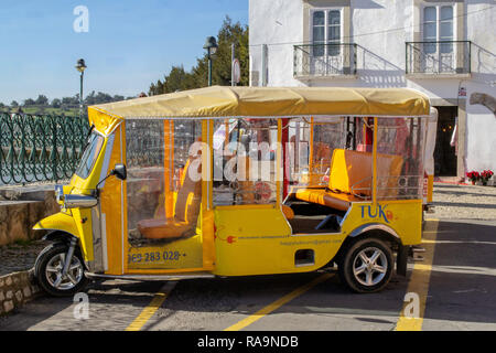 Tavira, Portugal, EIN Tuk Tuk Tour Bus, der auf den Kais in Tavira geparkt ist. Stockfoto