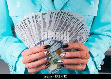 Business woman zählen Geld in die Hände. Handvoll Geld. Mit Geld. Women's Händen halten Geld Stückelungen von 100 Dollar. Cash out Geld. Credi Stockfoto