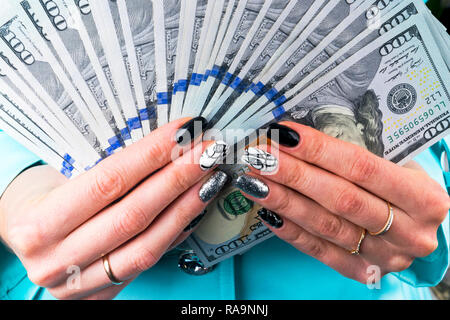 Business woman zählen Geld in die Hände. Handvoll Geld. Mit Geld. Women's Händen halten Geld Stückelungen von 100 Dollar. Cash out Geld. Credi Stockfoto
