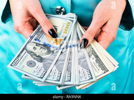 Business woman zählen Geld in die Hände. Handvoll Geld. Mit Geld. Women's Händen halten Geld Stückelungen von 100 Dollar. Cash out Geld. Credi Stockfoto