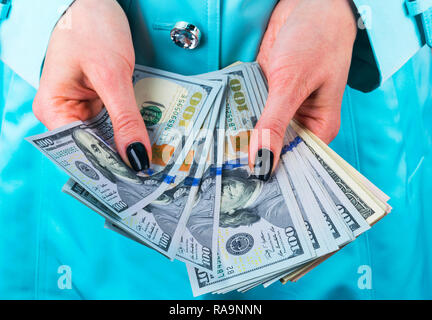 Business woman zählen Geld in die Hände. Handvoll Geld. Mit Geld. Women's Händen halten Geld Stückelungen von 100 Dollar. Cash out Geld. Credi Stockfoto