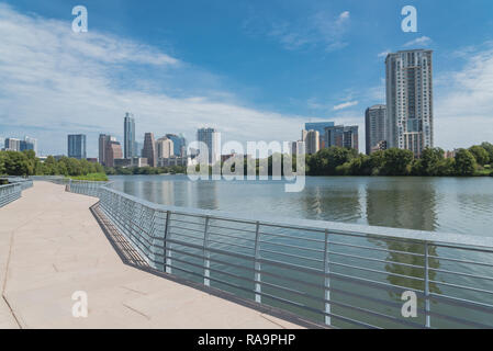 Austin Downtown Wolkenkratzer von Promenade entlang dem Colorado River ein Stockfoto