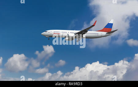 Passagierflugzeug der Landung am Flughafen mit Flagge Russlands auf Schwanz. Kommerzielle russischen Jets mit blauen bewölkten Himmel im Hintergrund Stockfoto