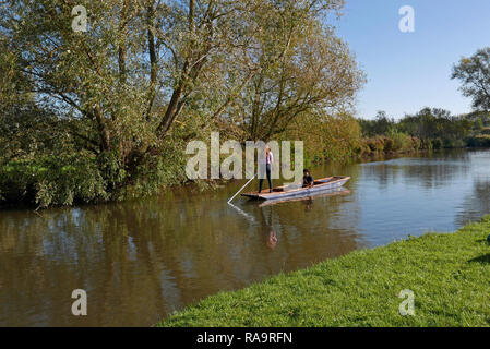 Punting on the River Cam zwischen Cambridge und Grantchester Stockfoto