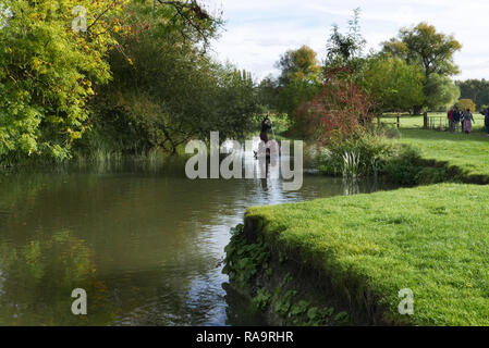 Stocherkahn auf dem Fluss Cam auf dem Weg zwischen Cambridge und Grantchester Stockfoto