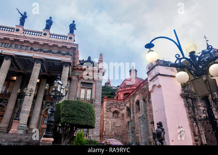 Guanajuato, Guanajuato/Mexiko - 10-15-2018: Guanajuato in der Dämmerung. Theater Juarez, San Diego Kirche und Pipila Statue. Stockfoto