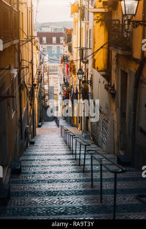 Schöne Treppe in Lissabon. Hängende Wäsche in typischen schmalen Straße. Sonnenuntergang in der Altstadt von Lissabon, das Stadtbild von Lissabon. Stockfoto