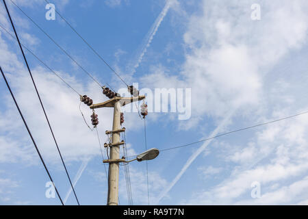 Strom Sendemasten gegen den blauen Himmel Hintergrund. Horizontale Farbfotografie. Stockfoto