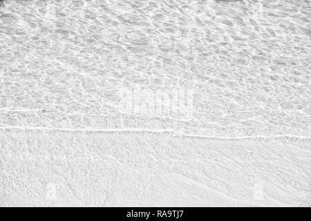 Meer Welligkeit auf Sand Strand im Great Stirrup Cay, Bahamas. Ferienhäuser Sommer entspannen, Erholung. Transparentes Wasser auf sandigen Ufer auf sonnigen Tag. Stockfoto