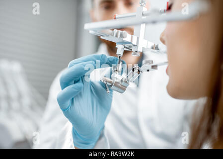 Zahnarzt, kiefer Messsystem mit einer jungen Frau, die Patienten in der Zahnarztpraxis, Nahaufnahme Stockfoto