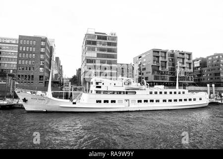 Hamburg, Deutschland - 07 September, 2017: River Transport, Transport. Schiff bei Ferry Pier auf stadtbild Hintergrund. Wasser Reise, Reisen Reise Urlaub Entdeckung wanderlust Stockfoto