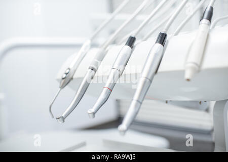 Nahaufnahme auf die professionelle zahnmedizinische Instrumente in den weißen Büro Stockfoto