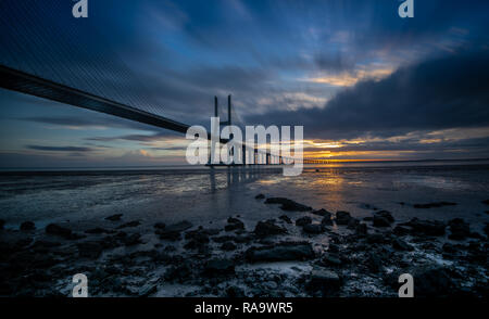 Die Vasco da Gama Brücke in Lissabon bei Sonnenaufgang. Es ist die längste Brücke in Europa. Es misst über 10 Meilen (17 km) lange und verbindet die norther Stockfoto